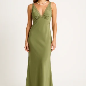 Lieve | Luxe Avondjurk met Diepe V-hals en Kantafwerking