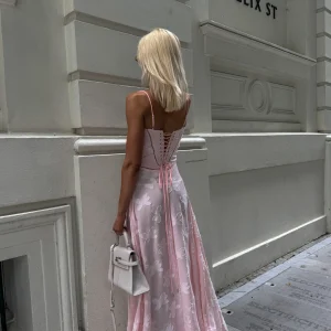 Grazia | Luxe Roze Jacquard Maxi Jurk met Corset Rugsluiting