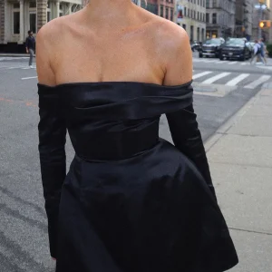 Hannie | Off-Shoulder Mini Jurk - Geweven Stof, Elegant en Feestelijk