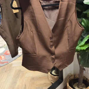 Gilet pip Bruin met knopen