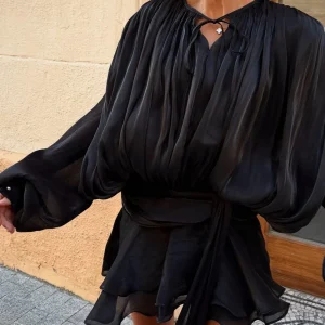 Amante | Zwarte Geplisseerde Mini jurk met Parelknopen