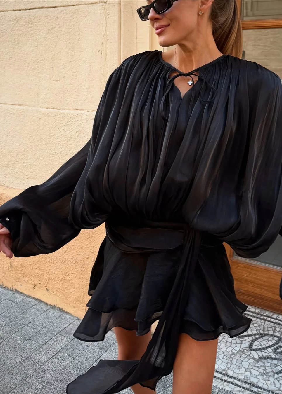 Amante | Zwarte Geplisseerde Mini jurk met Parelknopen - Afbeelding 2